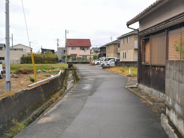 分譲予定地の東側道路 2025.10.26 雨天時