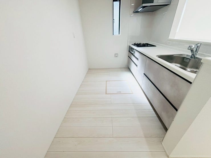 キッチンに窓があると換気が必要なときにすぐに風を通すことができるため、料理の匂いや熱気を逃がしやすいです!