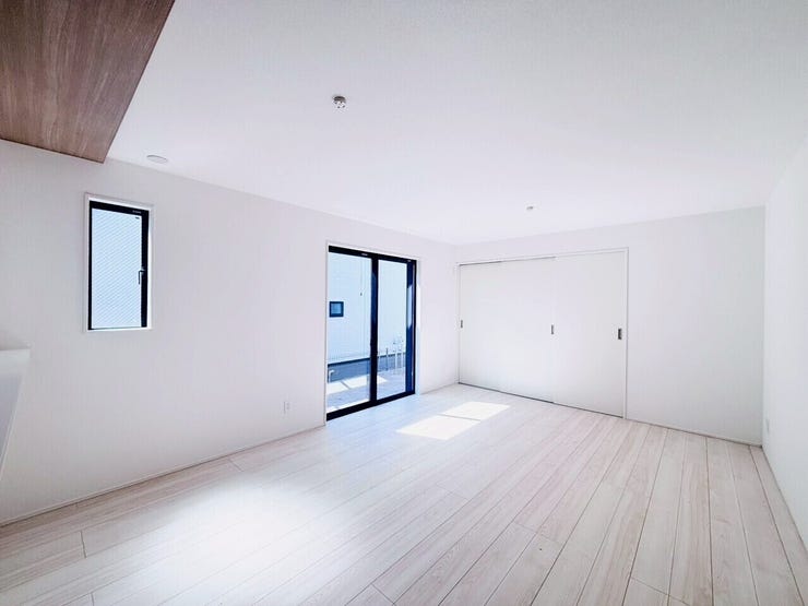 ゆったりと過ごせる広さのリビングは家具を配置しても圧迫感が少なく、快適な生活空間を確保できます!