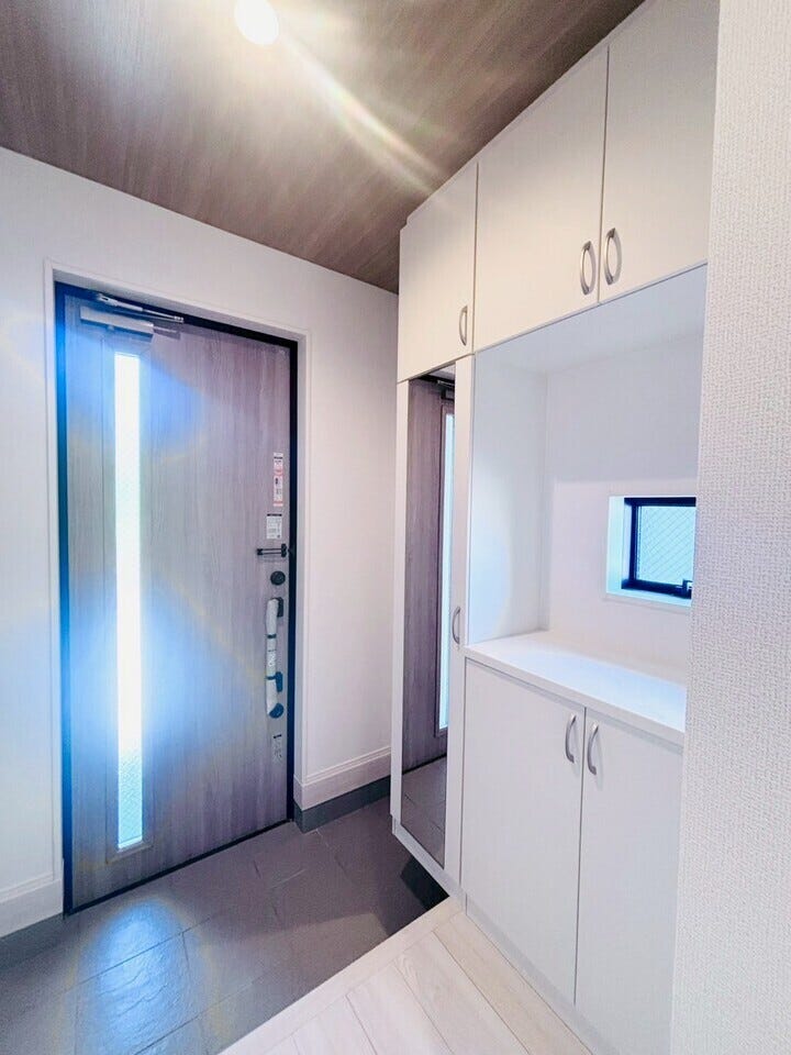 ガラス付きの玄関ドアはガラス部分から自然光が入るため、玄関が明るくなり、日中は照明を使わずに済むこともあります!