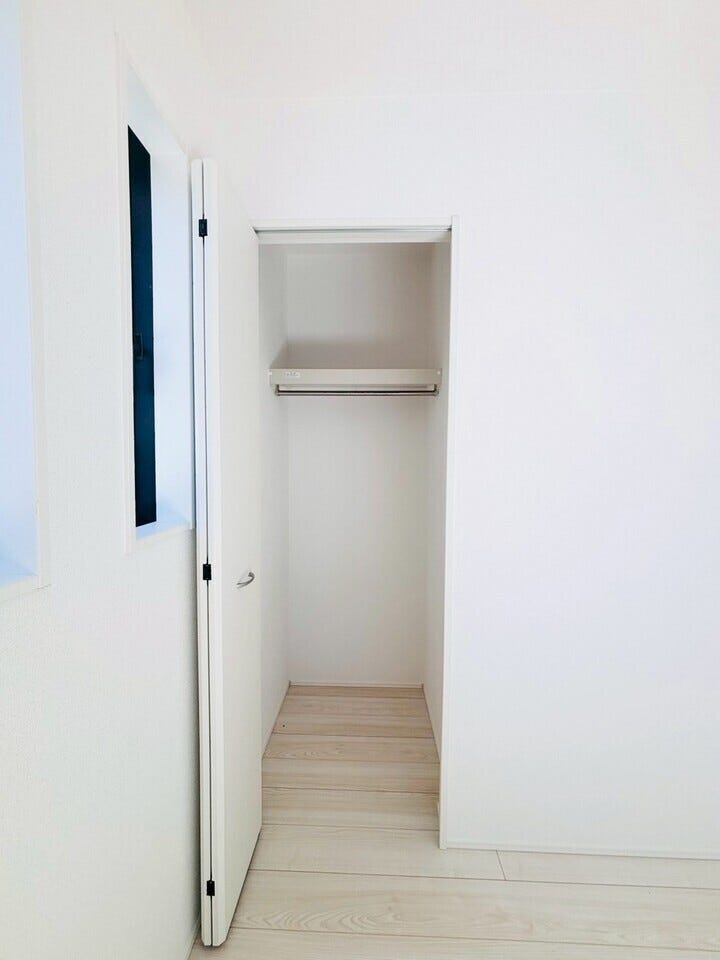 棚やハンガーラック、引き出しを設置するなど、自分の収納スタイルに合わせた使い方が可能です!