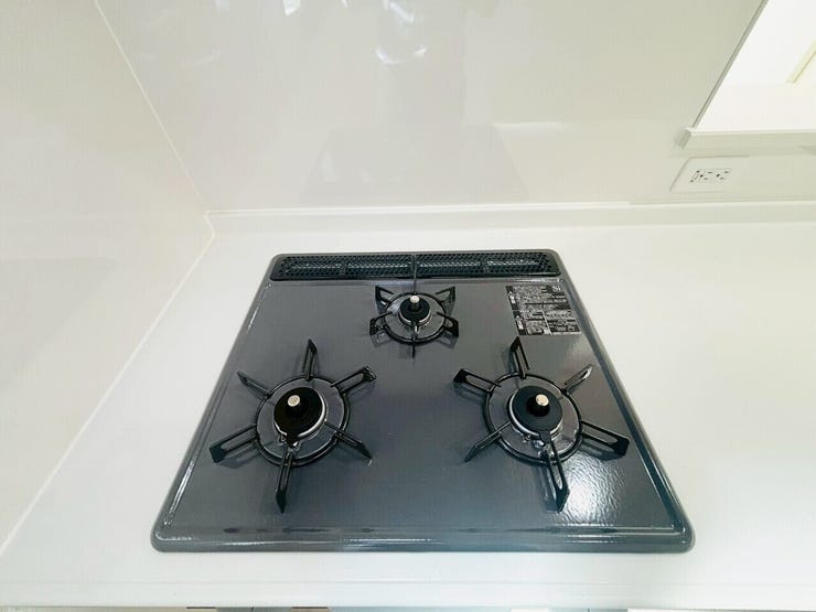 三口コンロは大人数分の料理を手早く準備する際に便利です!大家族の方やパーティーやイベントのときにも活躍します!