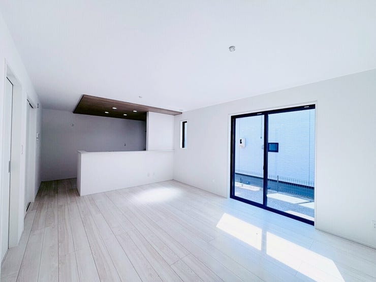 南向きの大きな窓から光が入りお部屋全体が明るくなるため、日中は電気代の節約にもなります♪