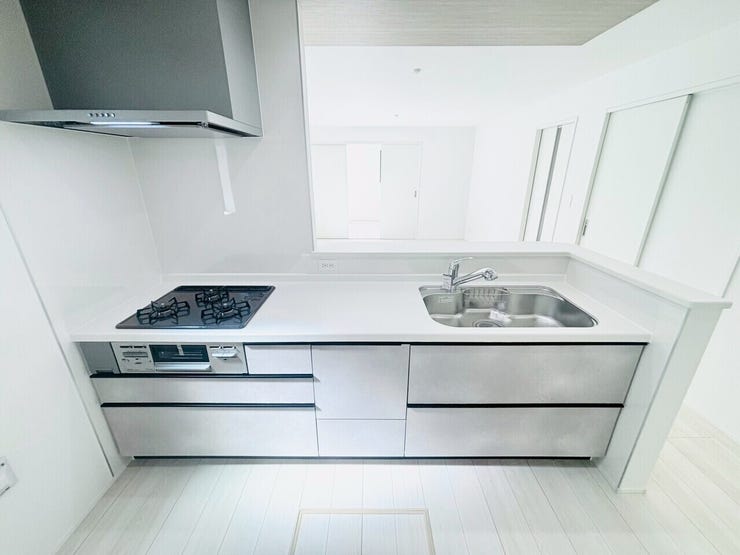 カウンターキッチンはリビング・ダイニングにいる家族の様子を見ながら調理できるのでお子様がいるご家庭にもおすすめです♪