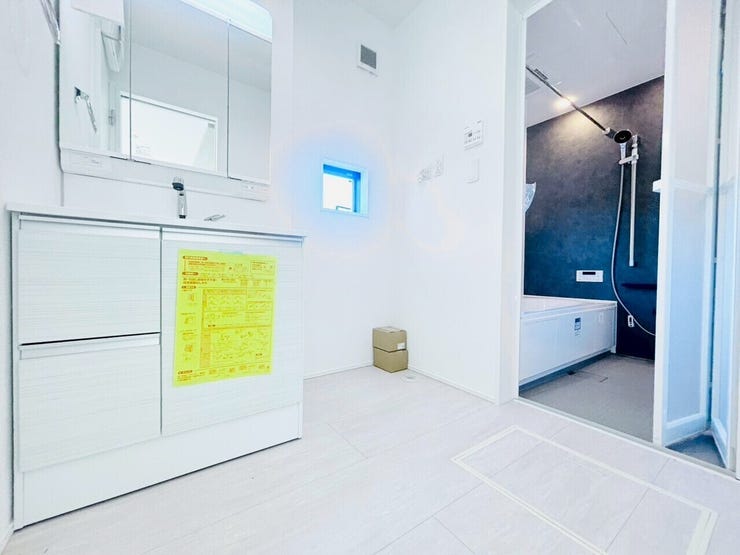 洗面所に窓があることで換気がしやすく、日中は照明がなくても十分な明るさを確保できます!