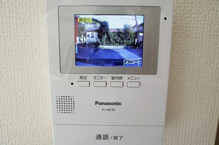 ○カラーモニター付インターホン○ 同仕様
不在時の訪問は自動で録画されます。
訪問者の顔が確認できるのでお子様の留守番にも安心です♪