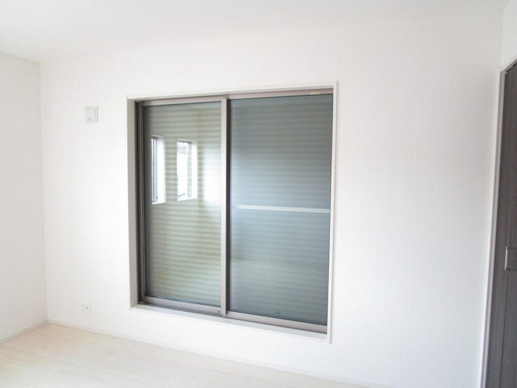 ○シャッター雨戸○ 同仕様
開閉に力が要らないシャッターを採用しています♪
外出時や旅行時の防犯、台風など雨風の強い日にも安心ですね♪