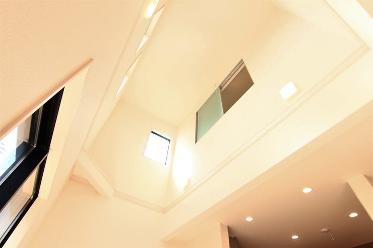 ◇吹抜◇ 同仕様
開放的な吹抜け天井のリビング♪
広々としたお庭に面しておりゆっくり寛げます♪