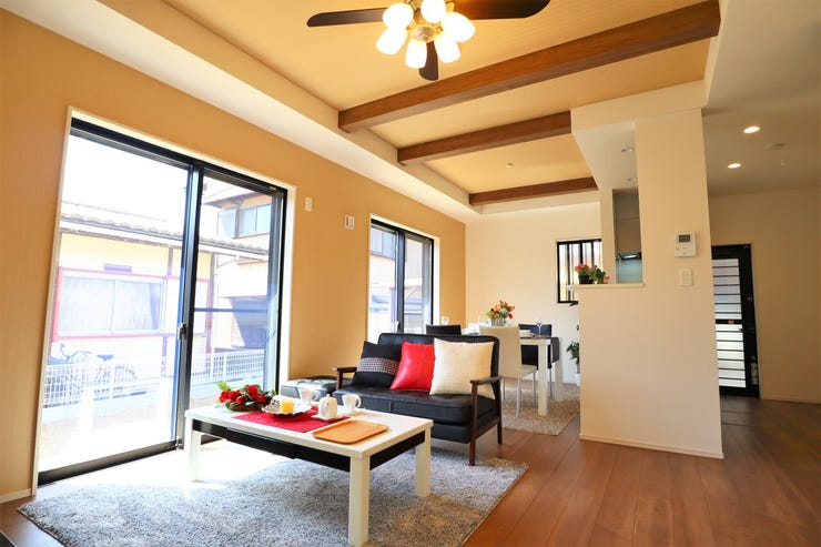 ◇リビング◇ 同仕様
南面を広く取ったリビングは日当たり良好です♪
一家団欒の時間が増えそうですね♪