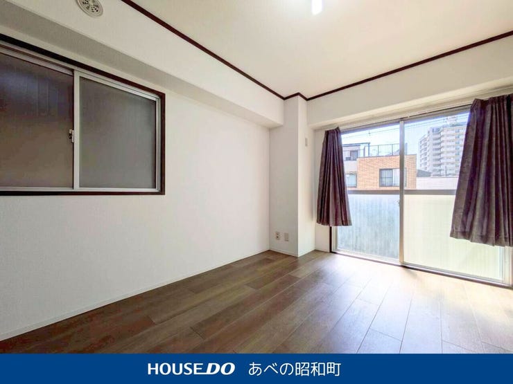 主寝室におすすめ!ベランダに面した明るい洋室!