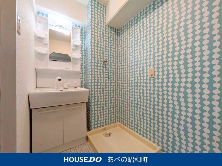 アクセントクロスで爽やかな雰囲気の洗面所となっております。