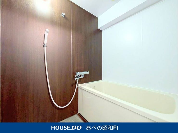 シンプルで落ち着いた浴室