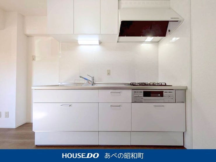 収納もたっぷりあるシステムキッチン