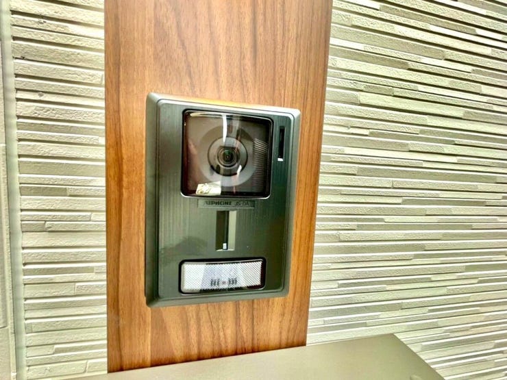 モニター付きインターホンはドアを開ける前にモニターで訪問者の顔を確認できるため、安全性が向上します!