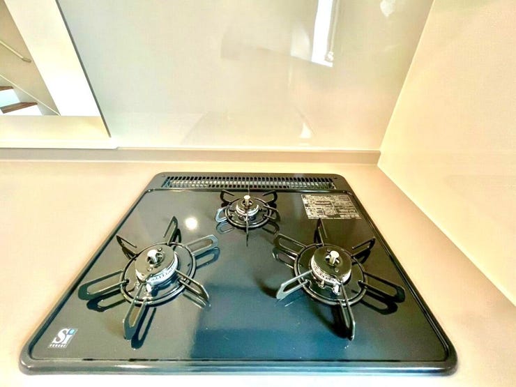 三口コンロは大人数分の料理を手早く準備する際に便利です。大家族の方やパーティーやイベントのときにも活躍します!