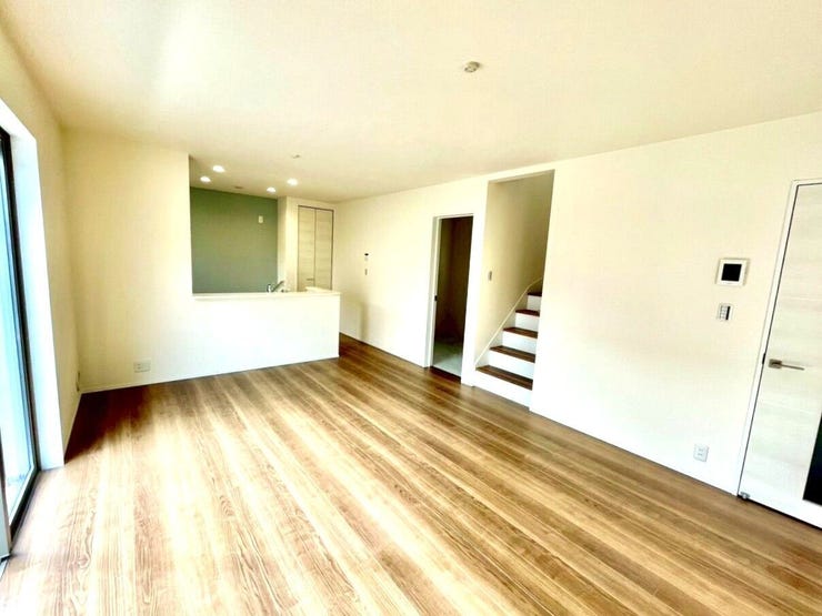 ゆったりと過ごせる広さのリビングは家具を配置しても圧迫感が少なく、快適な生活空間を確保できます!