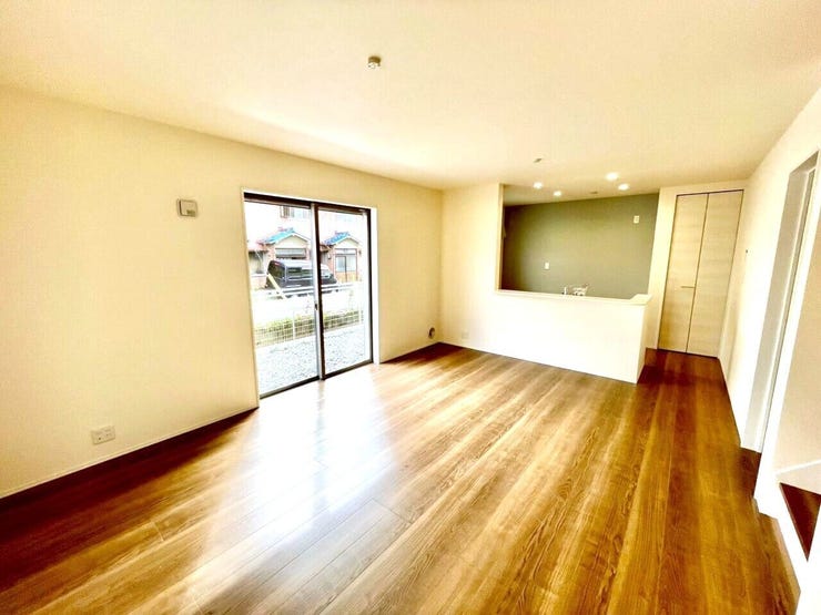 リビングは家具や通路を確保しても十分な広さがあり、空間に開放感と余裕を感じながら生活できます♪