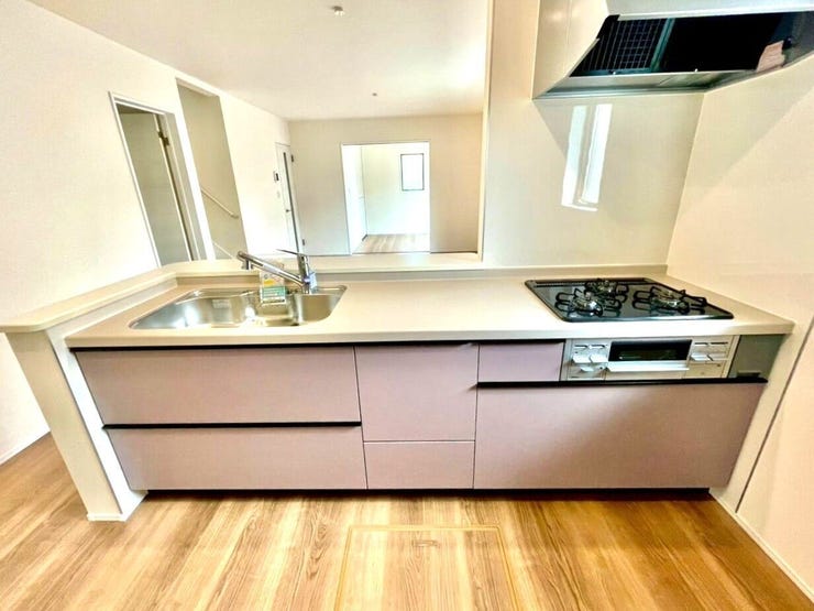 カウンターキッチンはリビング・ダイニングにいる家族の様子を見ながら調理できるのでお子様がいるご家庭にもおすすめです♪