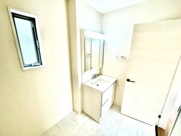 洗面所に窓があることで換気がしやすく、日中は照明がなくても十分な明るさを確保できます!
