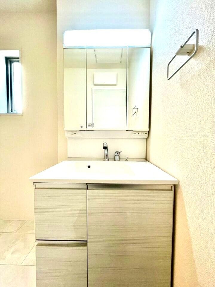 高い位置に水栓があり、水垢が付きにくい洗面台です!お掃除がとっても楽になります♪
