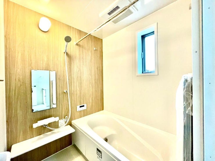 浴室に物干し竿があるため室内で洗濯物を干すことができ、 雨の日や寒い季節など、外に干すことが難しい場合に重宝します!