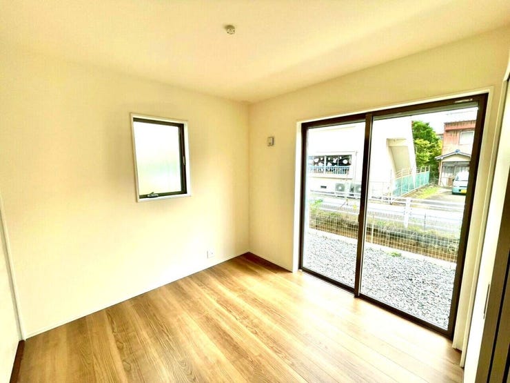 1階の洋室は来客時にプライベートな空間として利用でき、訪問者を気軽に受け入れられるようになります!