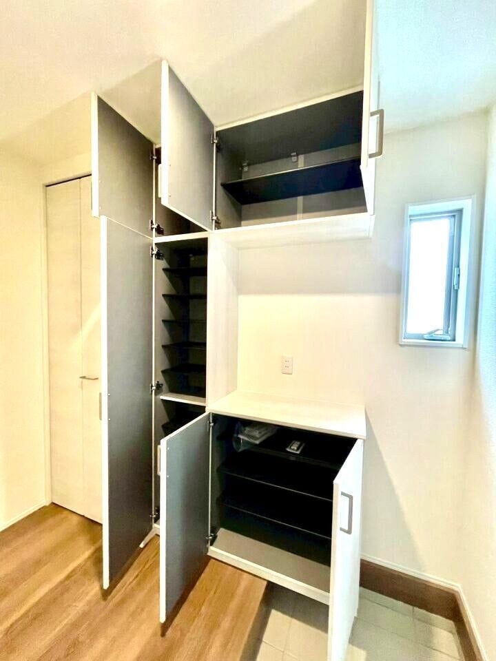 大容量のシューズボックスで靴の種類や季節に応じて多くの靴を収納でき、家族全員分の靴を一箇所にまとめて管理できます♪