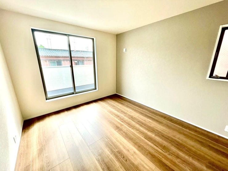 コンパクトなデスクとチェアを置いて、自宅での作業や勉強のための集中スペースとしても活用できます!