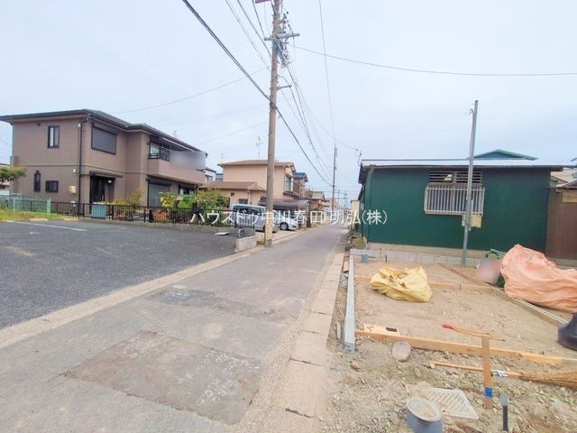 車がスピードを出しにくいため、交通事故のリスクが低減されます。歩行者や自転車が安全に通行しやすい環境です。