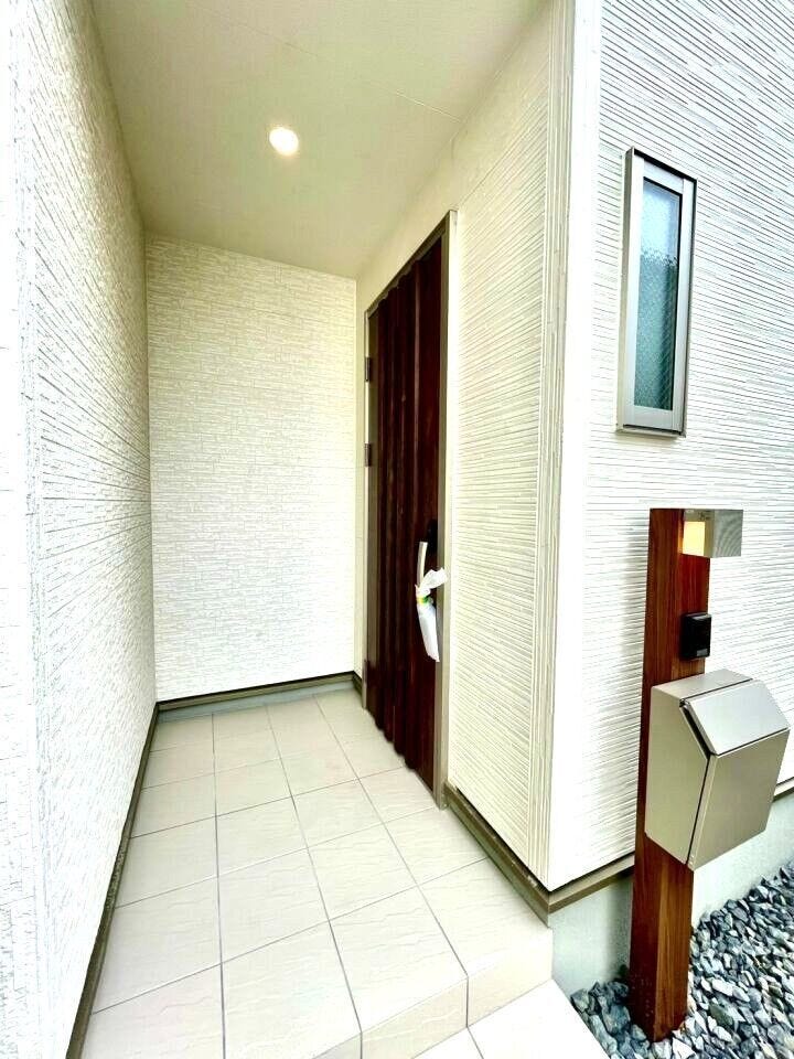 ガラス付きの玄関ドアはガラス部分から自然光が入るため、玄関が明るくなり、日中は照明を使わずに済むこともあります!