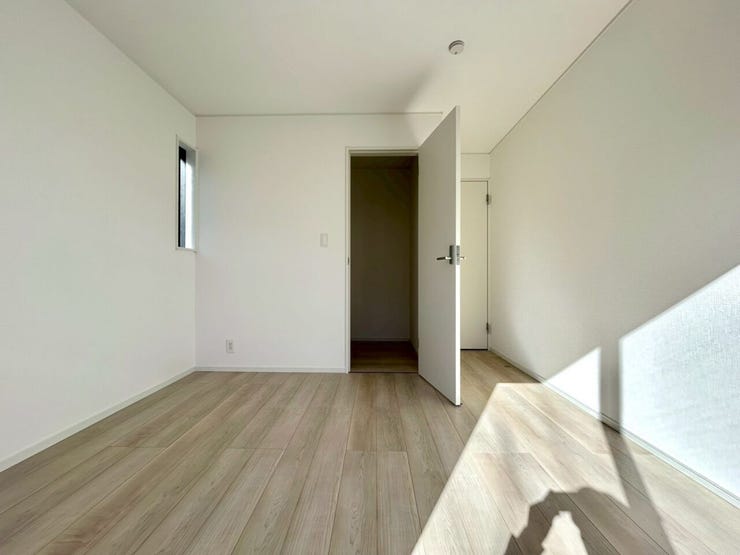 奥にはウォークインクローゼットが備わっています♪