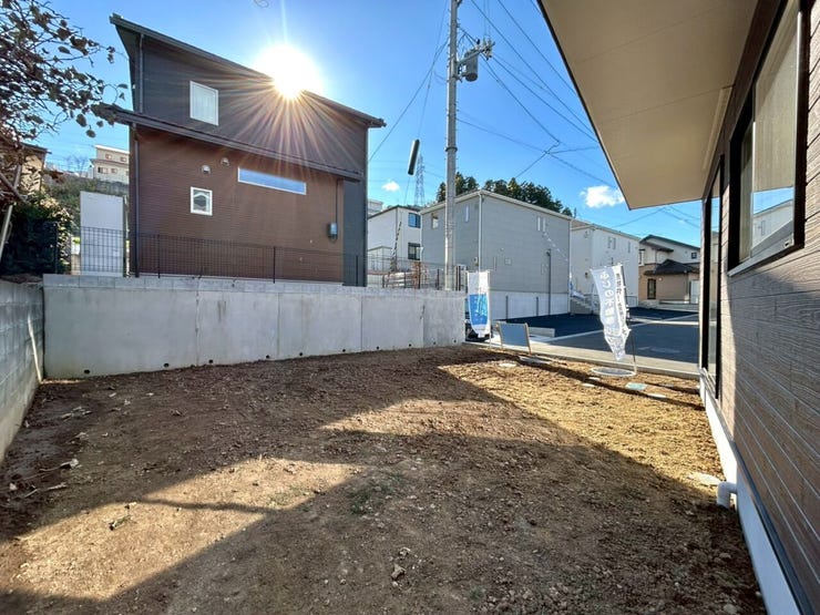 南向きの庭つきです!ガーデニングも楽しめそうです♪