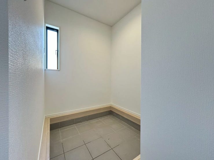 靴やアウトドア用品も汚れを気にせず収納でき玄関もスッキリ!