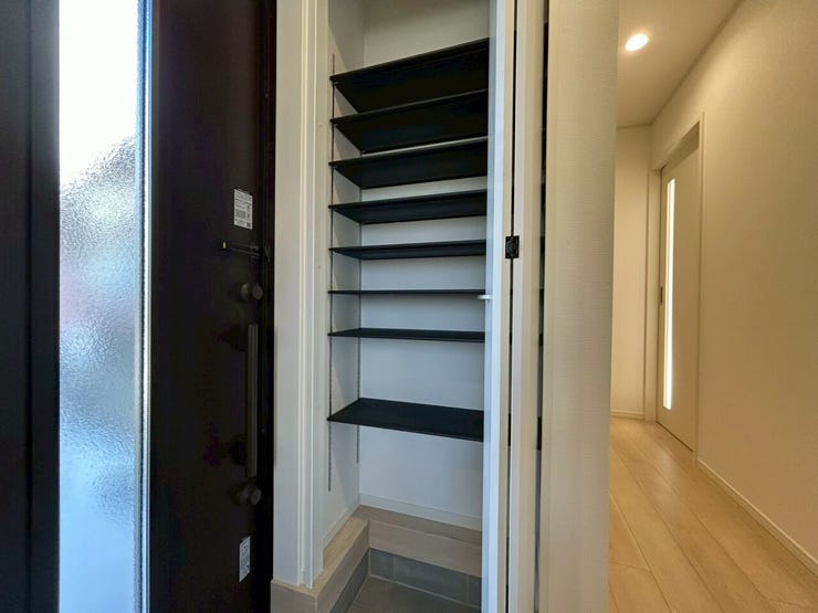 靴も小物もすっきり収まる、収納力のある玄関スペース