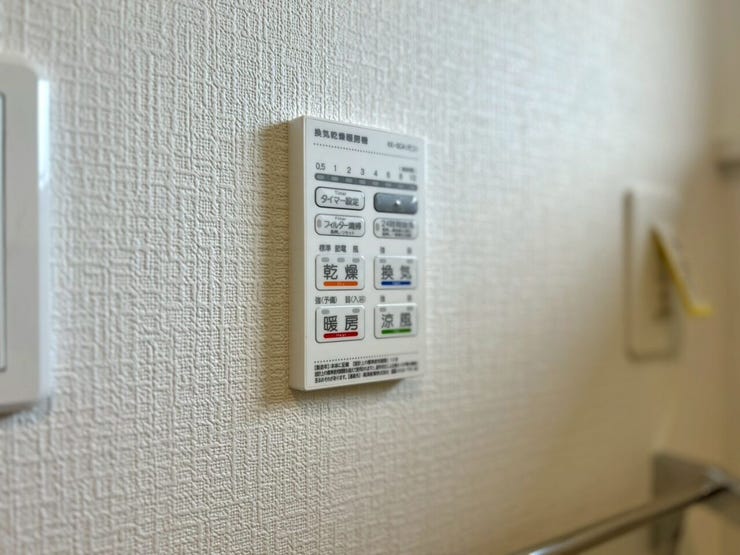 ボタンひとつで浴室が快適空間に。寒い冬も暖房機能でぽかぽか、梅雨時は乾燥機能で洗濯物も安心