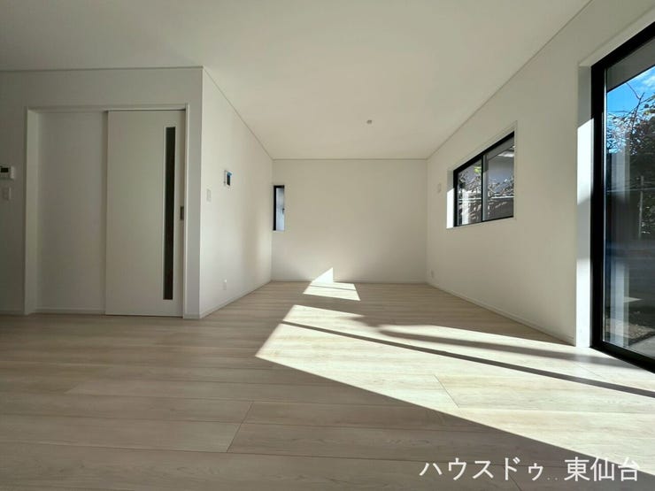 南向きの窓から明るい日差しが差し込リビングになっております♪