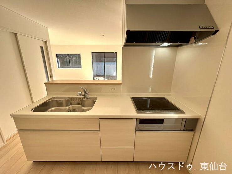 「見える安心」と「動きやすさ」を両立したキッチン。
家族の会話が弾み、忙しい朝の準備もスムーズにこなせます。