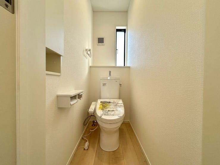 洗浄付き温水便座で機能性も兼ね備えています♪