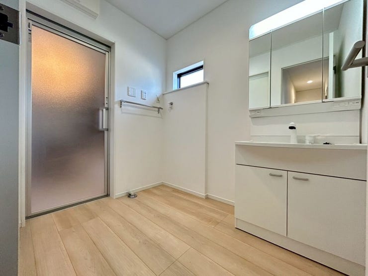 朝の光が差し込む、爽やかな洗面スペース
