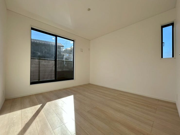 バルコニーにつながるこちらの洋室は6.6帖家具の配置もしやすい間取りとなっております♪