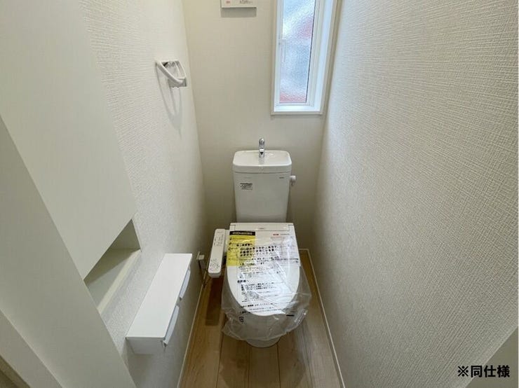 ※同仕様
◎現地案内予約受付中!◎
高機能付きシャワートイレは近付くと自動でふたか開き、離れると閉まります。手を触れないので清潔・快適です♪