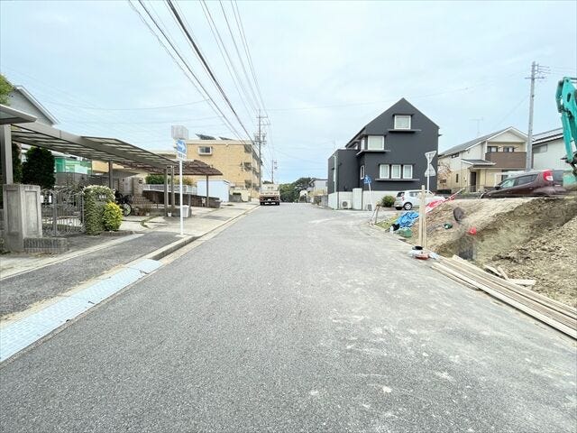 幅員約9mの前面道路です。広々としていて、街並みが開放的で圧迫感がありません。