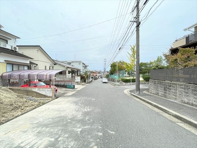 幅員約9mの前面道路です。道路幅にゆとりがあるので、車種を選びません。大きめの車を乗りたい方にもオススメです。