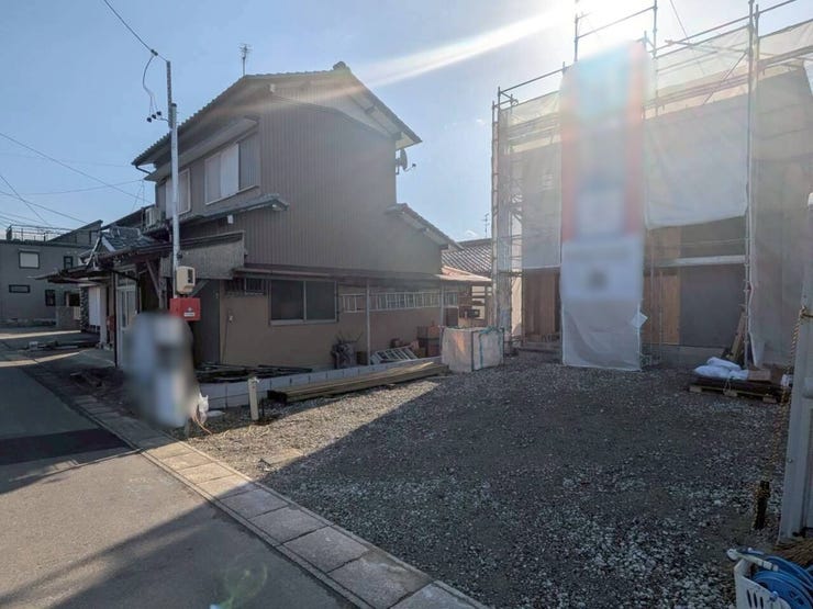 車がスピードを出しにくいため、交通事故のリスクが低減されます。歩行者や自転車が安全に通行しやすい環境です。