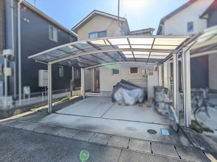 カーポート付きです!
前面道路は広く、駐車しやすいです♪
2025/10/28撮影