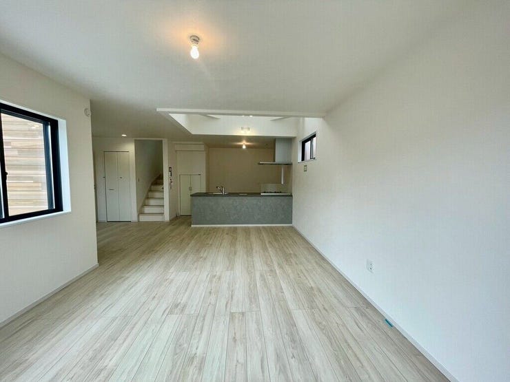 【Living】広々としたリビングは、大きな窓から自然光が差し込む温かな空間です。