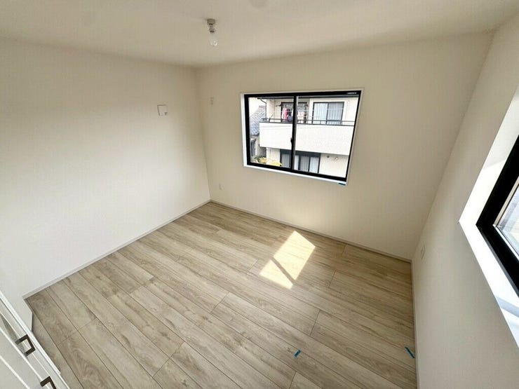 【Bedroom】ベッドとデスクを置いてもゆとりのある、使い勝手の良い広さの洋室です。