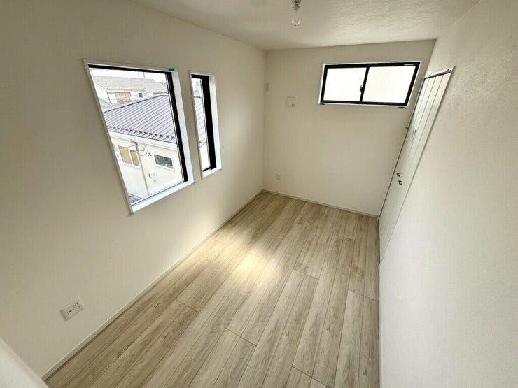 【Bedroom】明るく風通しの良い洋室。新築ならではの清潔感も魅力です。