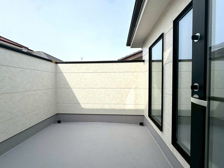 【Balcony】日当たりの良いバルコニーはお洗濯物がしっかり乾きやすく、毎日の家事にも重宝します。