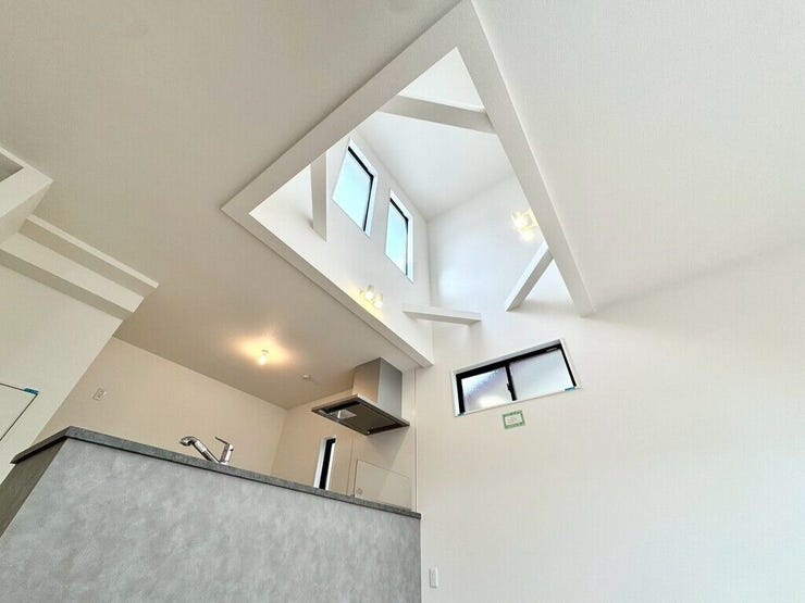 【Living】吹き抜けのある開放的なリビングで、明るさと開放感をたっぷり満喫。